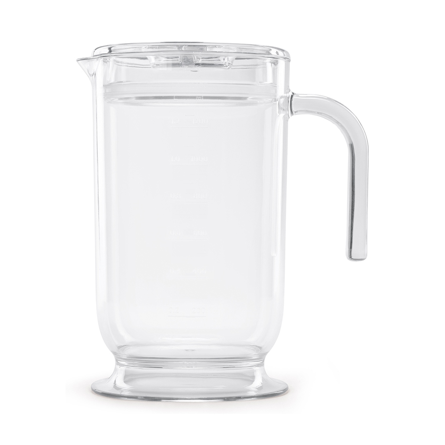 Una caraffa di vetro trasparente con manico e coperchio, piena d'acqua.