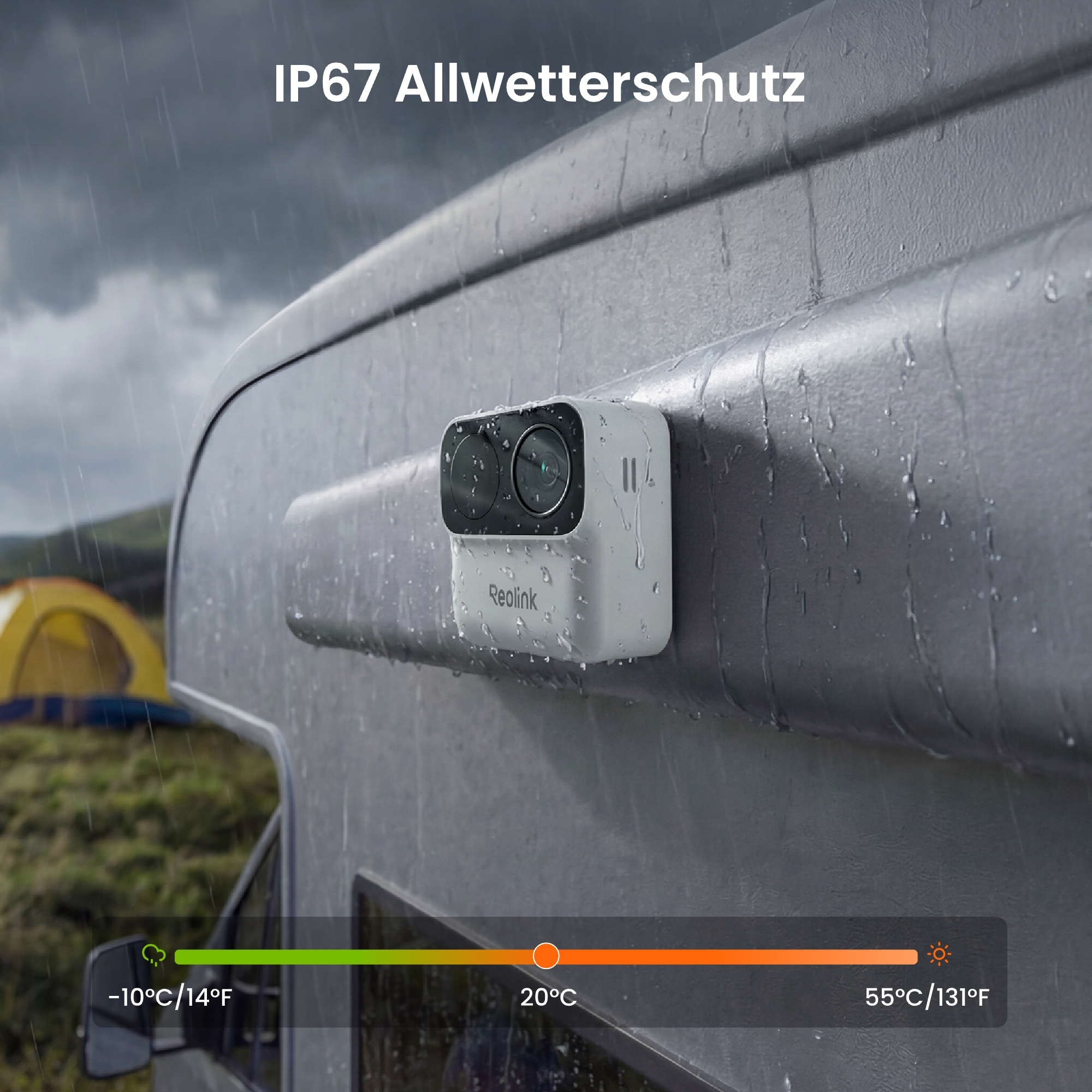 Reolink Kamera mit IP67 Schutz bei Regen, neben Wohnmobil und Zelt.