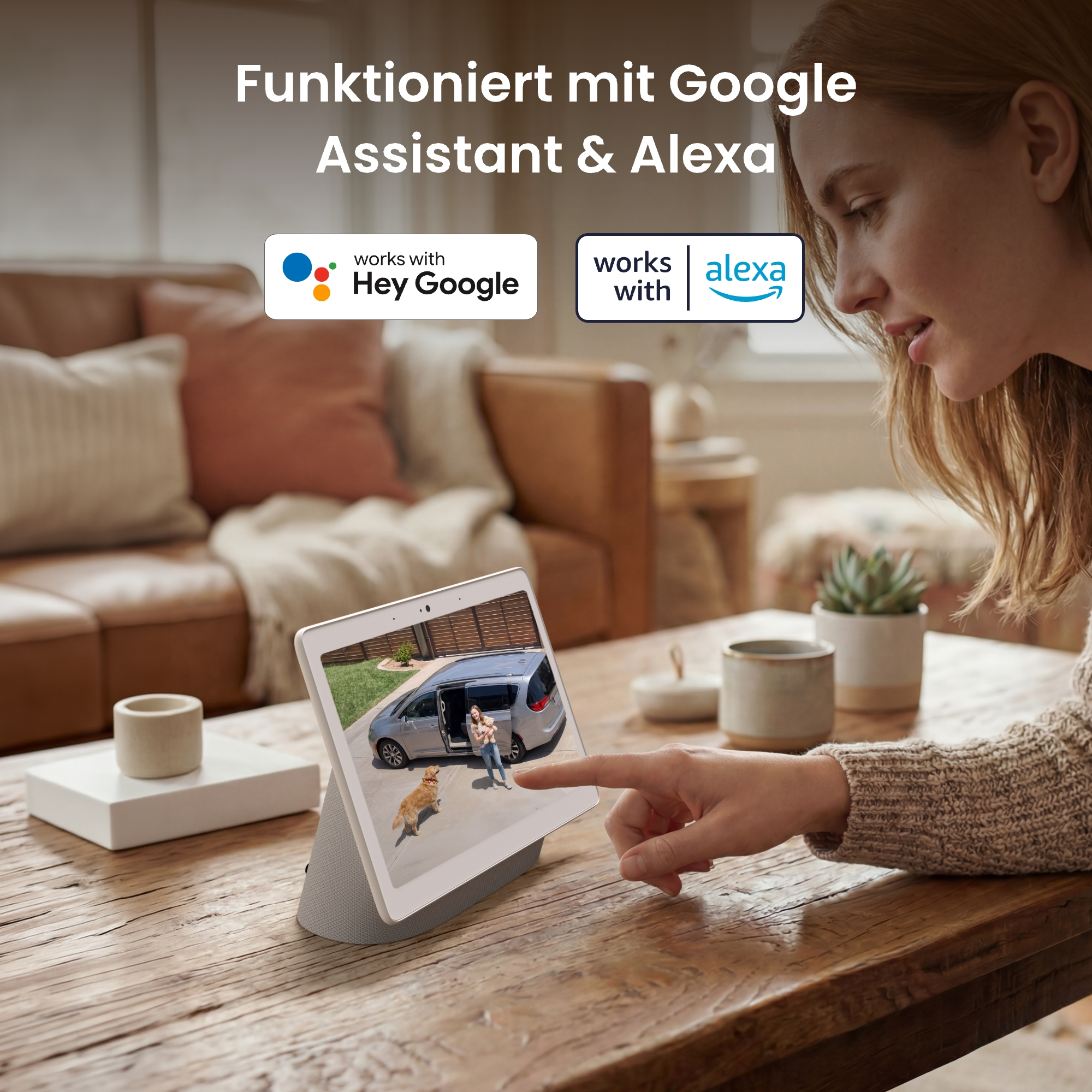 Ein Smart Display zeigt eine Überwachungskameraaufnahme mit einem Hund und einer Frau neben einem Auto.