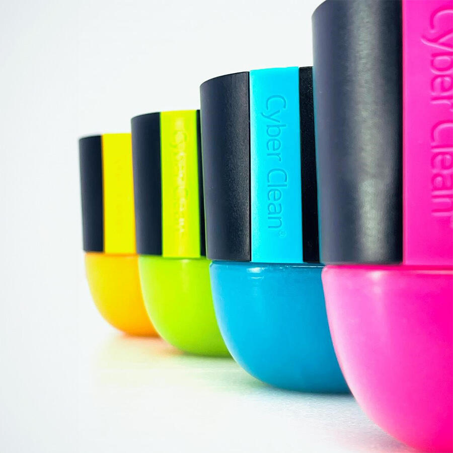 Vier bunte Cyber Clean Reinigungsgeräte in Gelb, Grün, Blau und Pink.