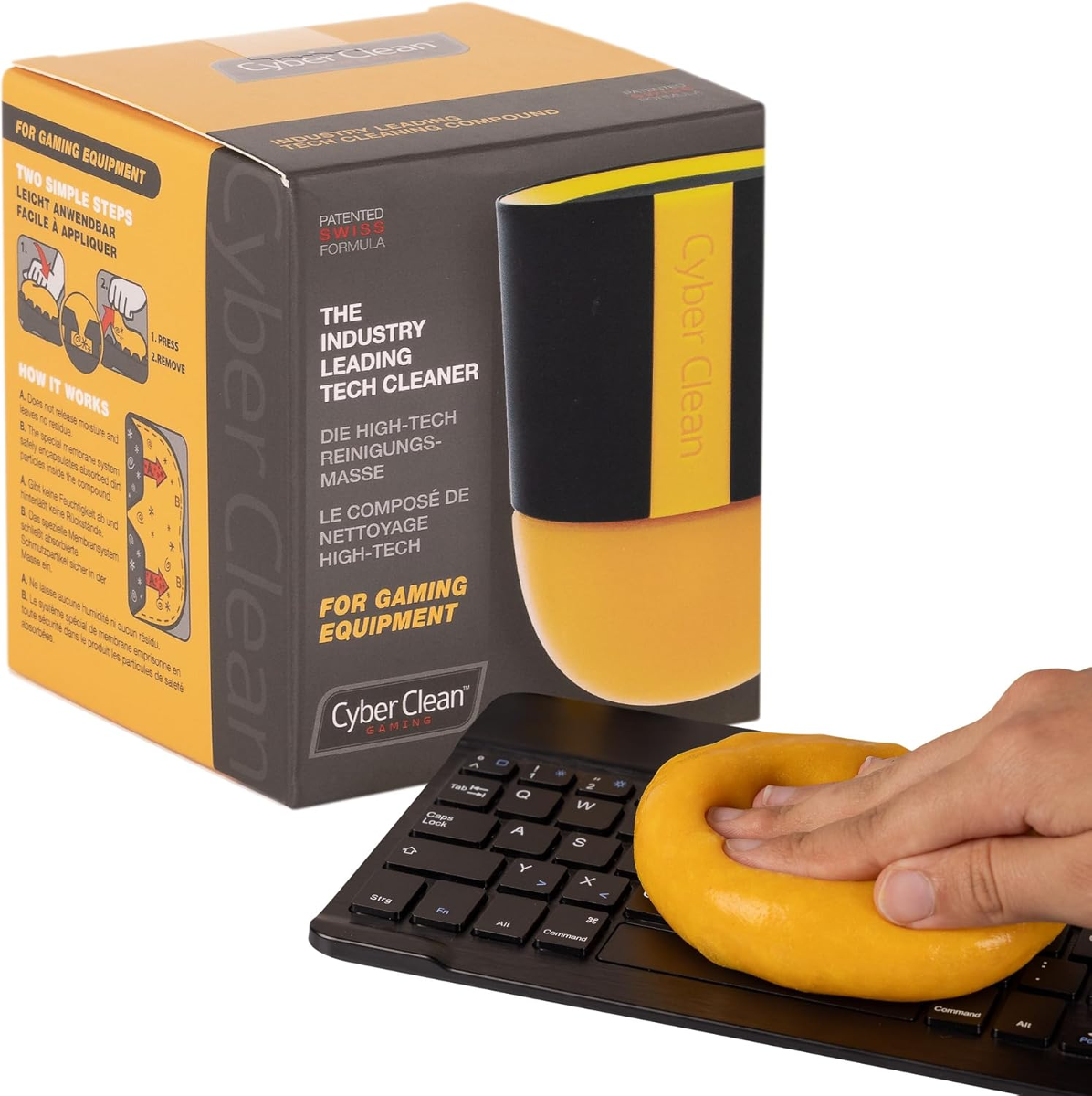 Gelbe Reinigungspackung auf schwarzer Tastatur, eine Hand drückt sie hinein.