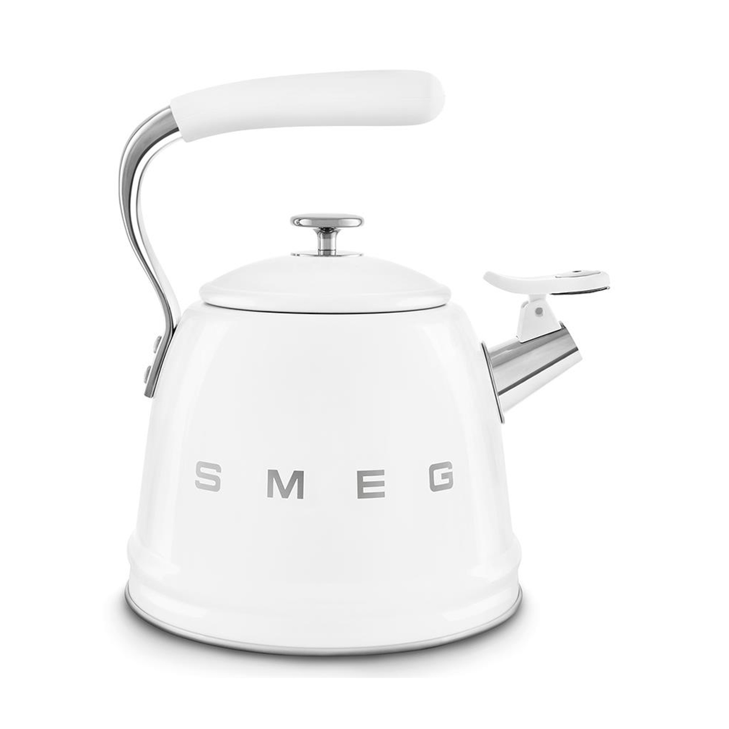 Un bollitore Smeg bianco con accenti argentati su sfondo bianco.