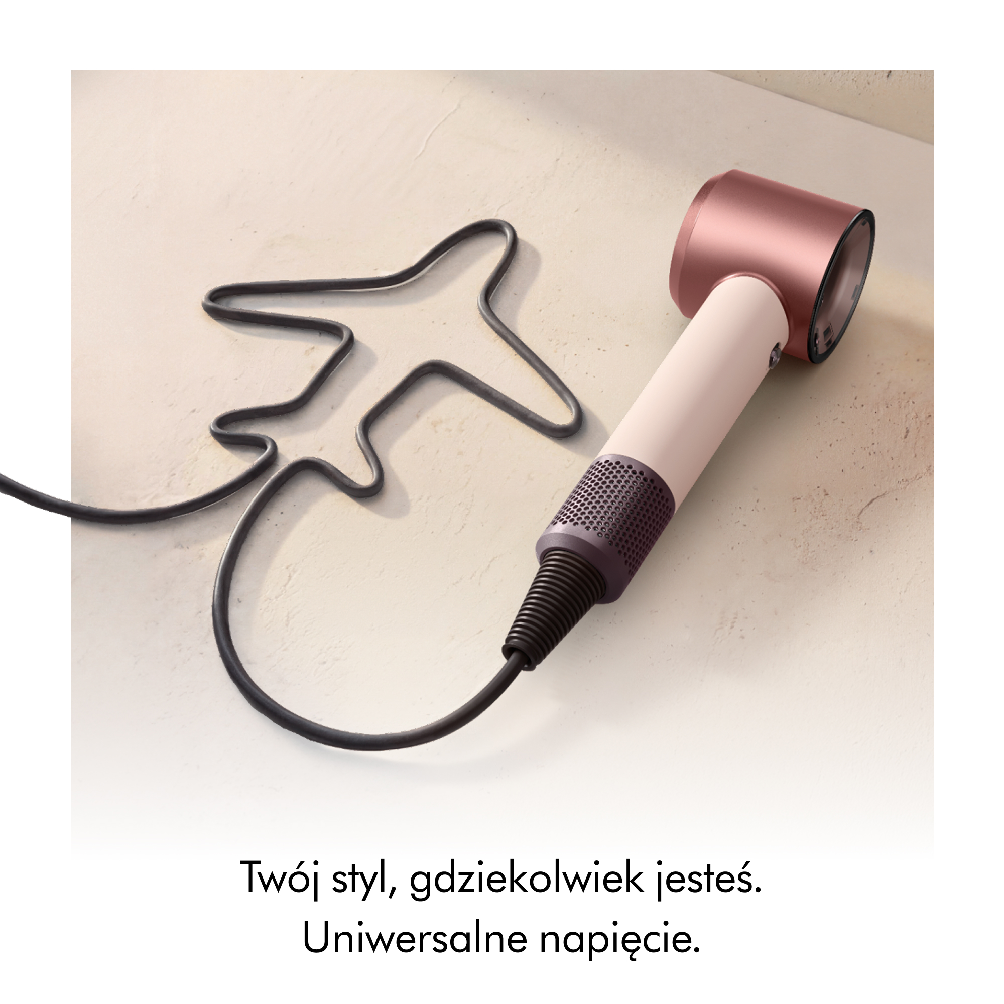 Suszarka do włosów z kablem uformowanym w kształt samolotu na jasnej powierzchni.