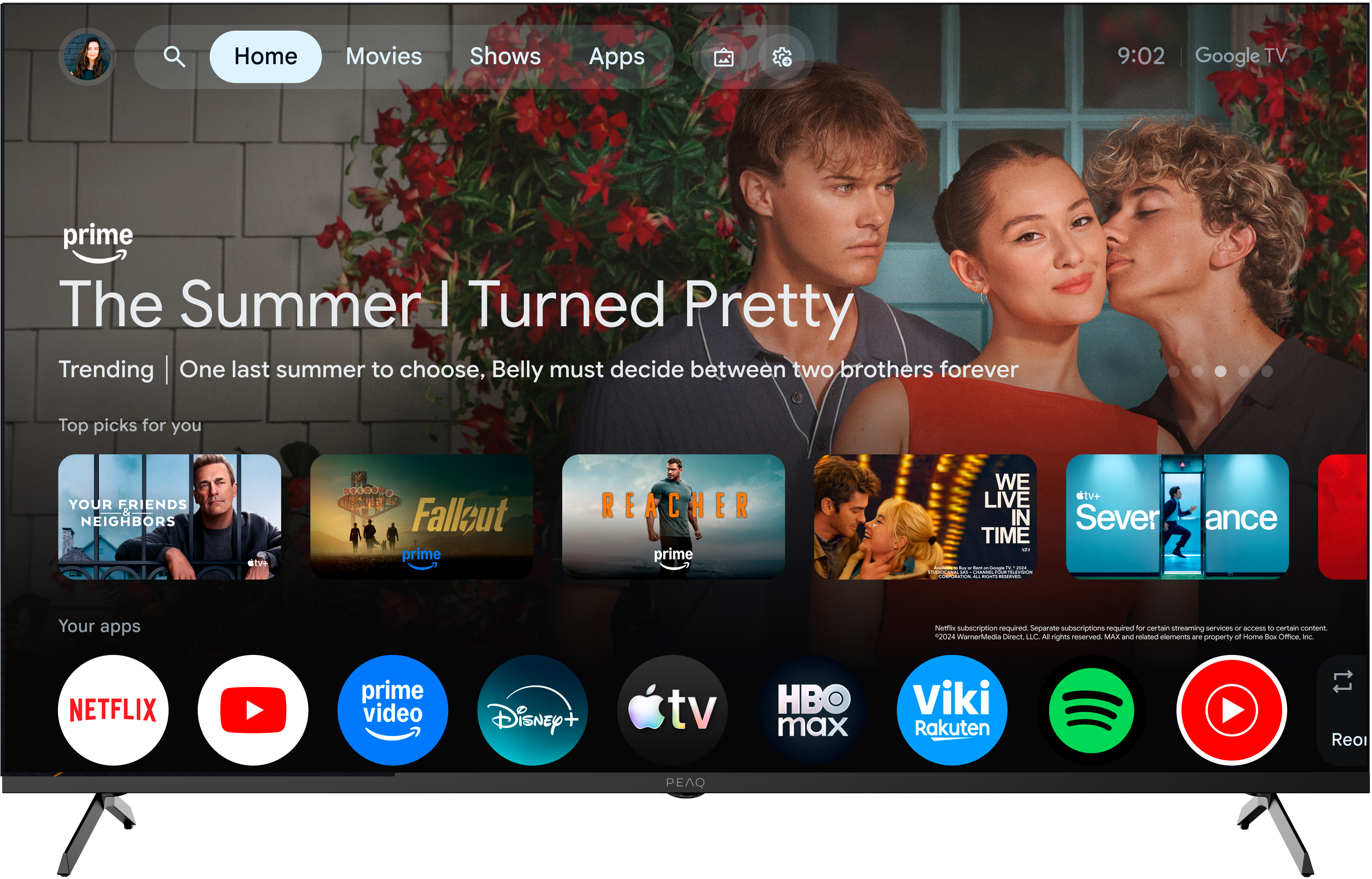 Un écran de télévision affiche la page d'accueil de « The Summer I Turned Pretty » avec des acteurs et des icônes d'applications.