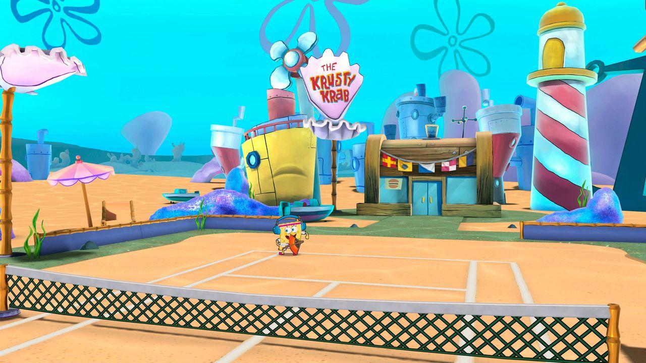 SpongeBob Schwammkopf auf einem Tennisplatz mit Krusty Krab im Hintergrund.