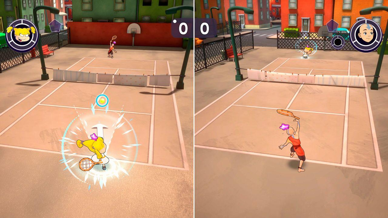 Zwei Zeichentrickfiguren spielen Tennis auf einem Hof. Eine Figur wirft einen Ball, die andere schwingt einen Schläger.