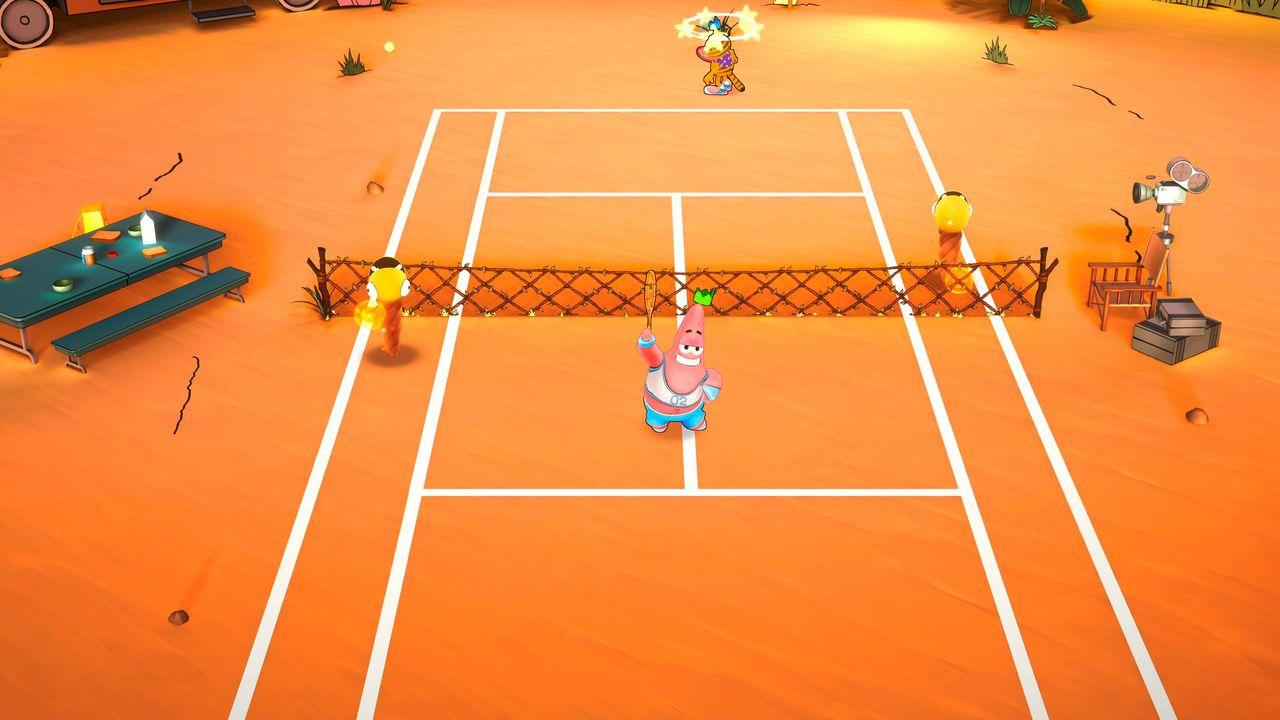 Patrick Star spielt Tennis auf einem orangefarbenen Platz mit Netz und Kamera.