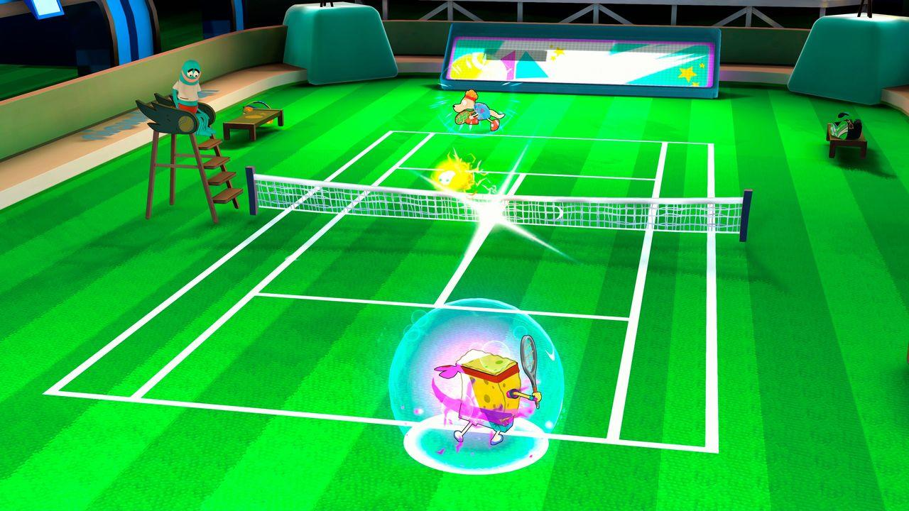 Spongebob spielt Tennis auf einem grünen Platz mit einem Netz.