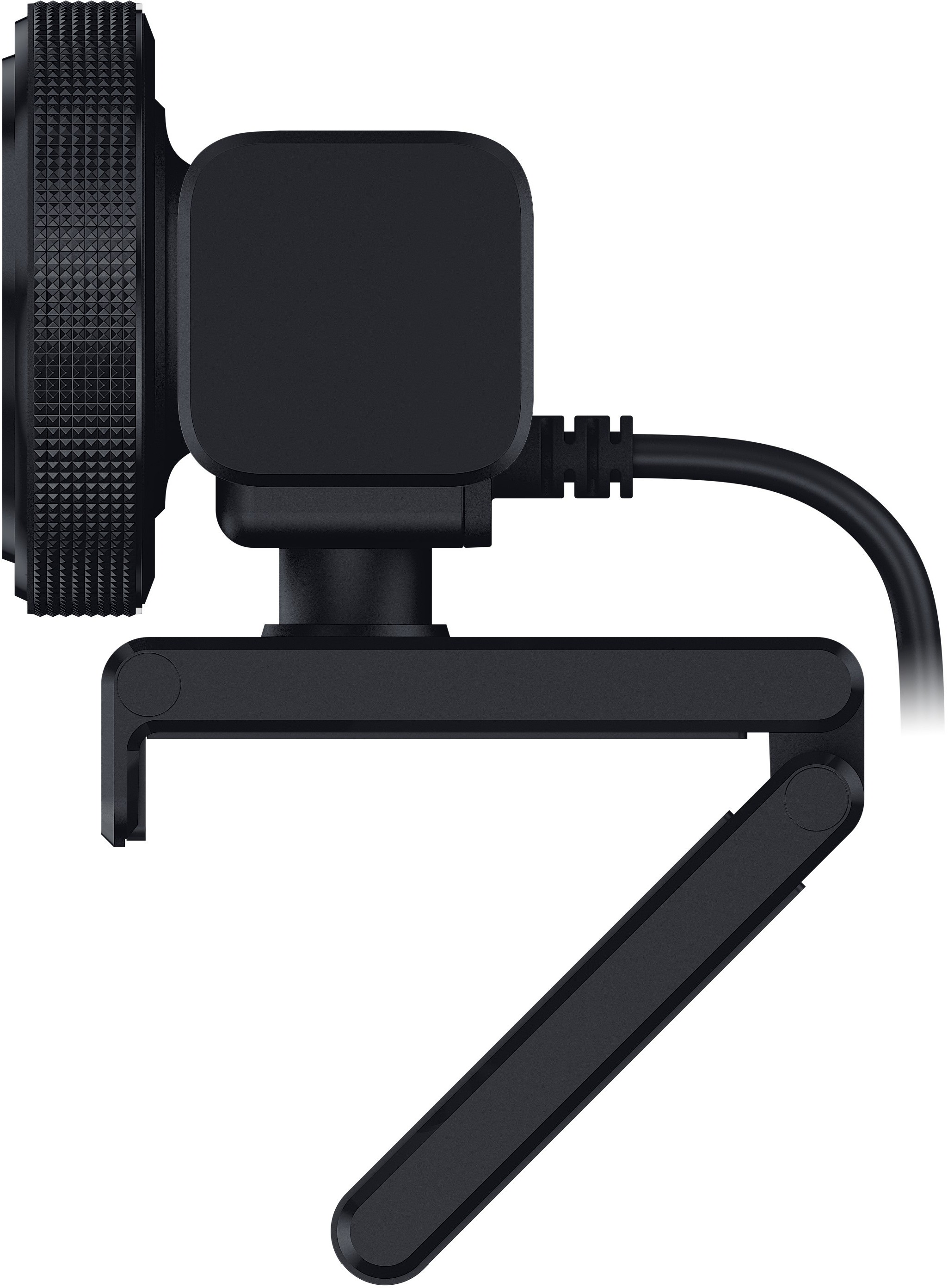 Una webcam nera con supporto regolabile e cavo su sfondo bianco.