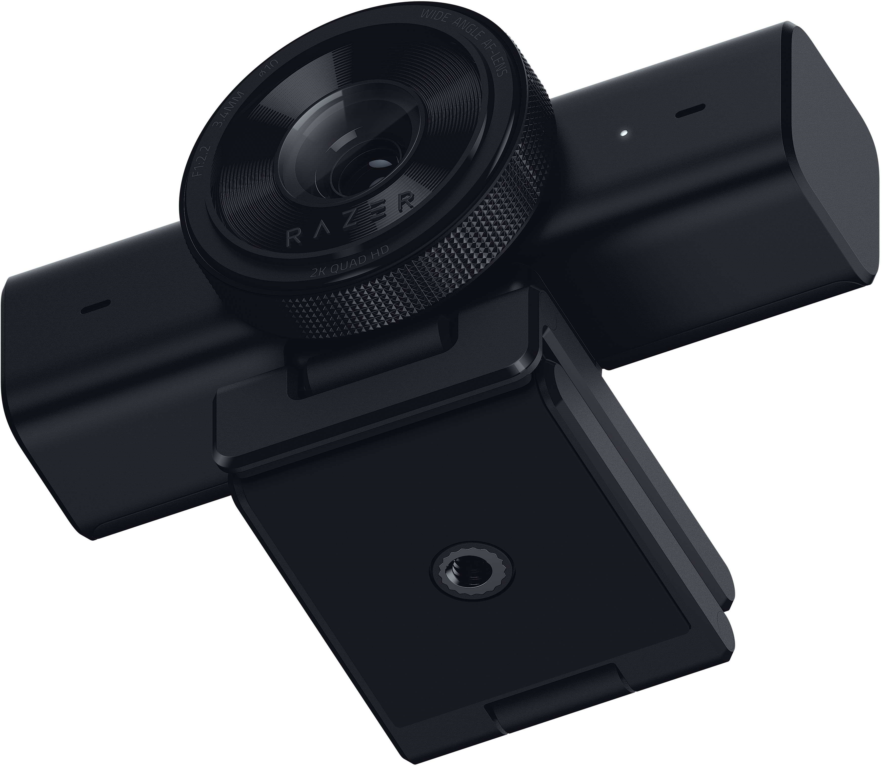 Una webcam Razer nera con obiettivo grandangolare e clip regolabile.