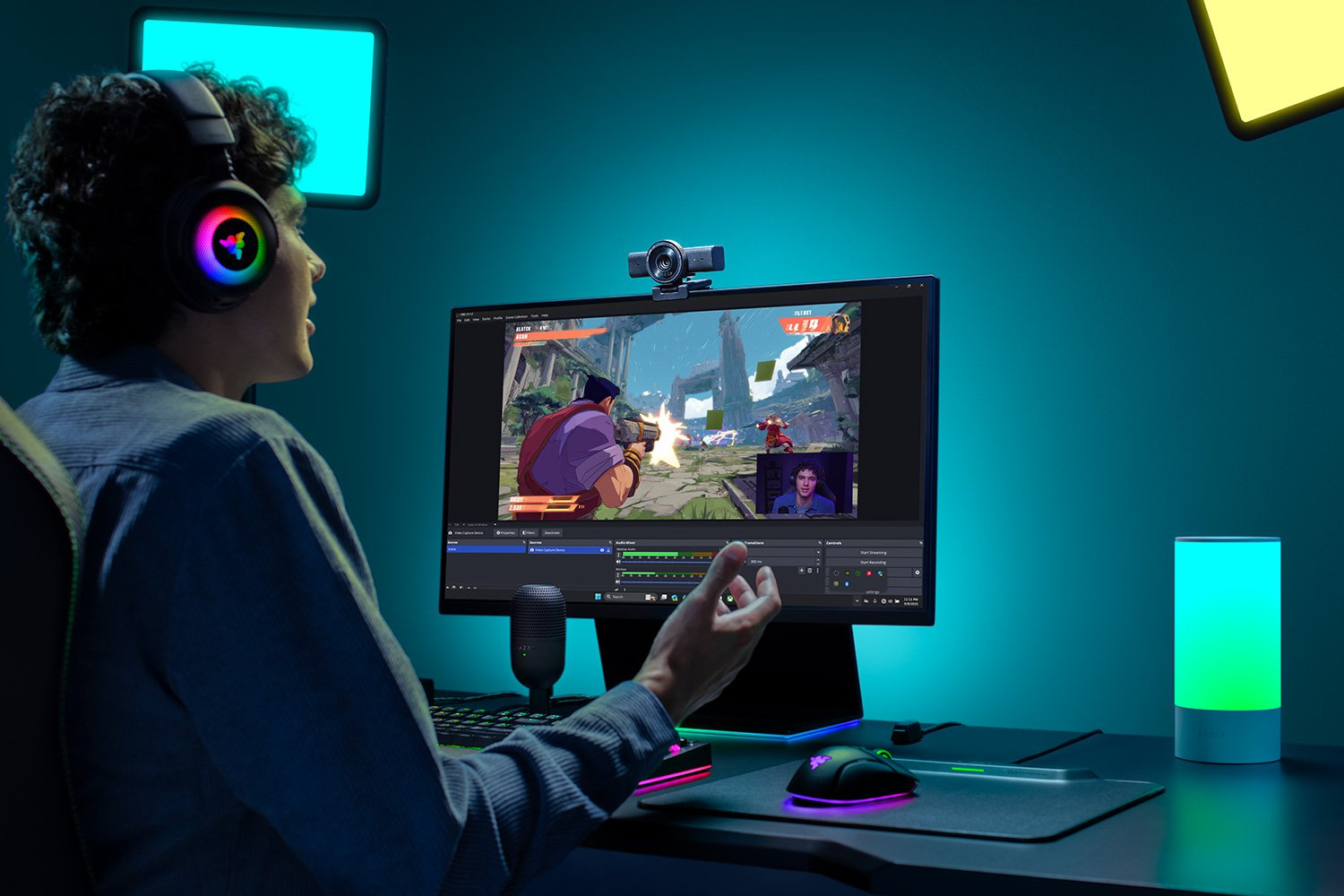 Una persona con cuffie gioca a un videogioco su un computer, con software di streaming visibile.