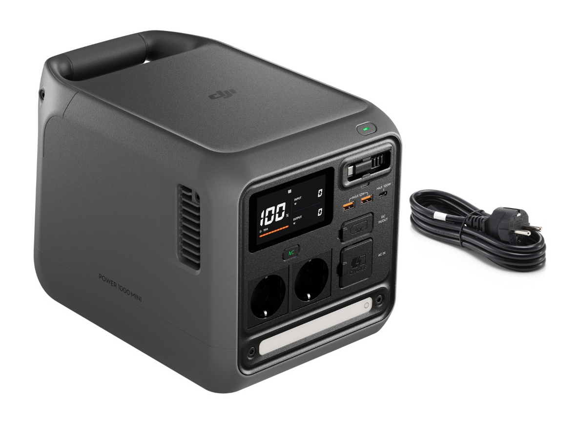 Ciemnoszara przenośna stacja zasilania z cyfrowym wyświetlaczem, portami i czarnym kablem zasilającym.