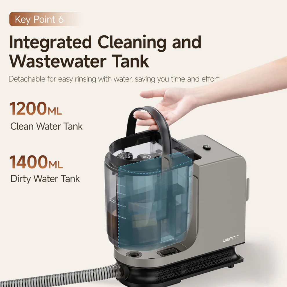 Egy kéz eltávolít egy szürke tartályt egy tisztítóeszközről. 1200ml tiszta, 1400ml piszkos.