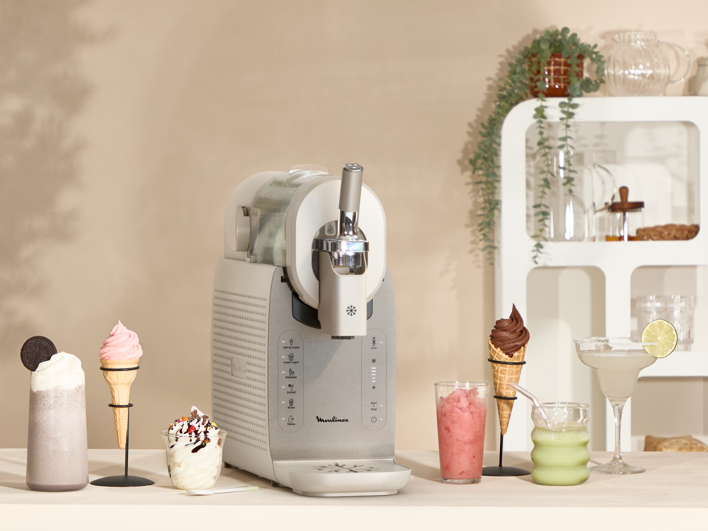 Máquina de helados con bebidas: batido, conos de helado, granizado y cóctel.