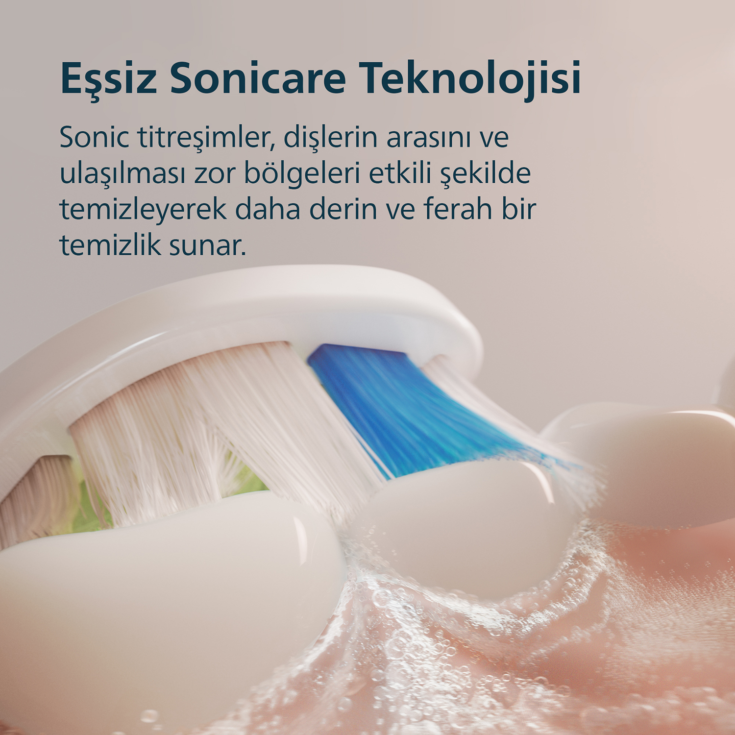 Beyaz ve mavi kıllı elektrikli diş fırçasının dişlerde köpük oluşturan yakın çekimi.