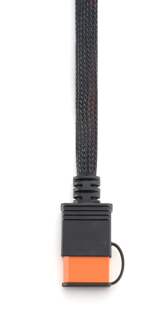 Czarny kabel z pomarańczowym złączem, izolowany na białym tle.