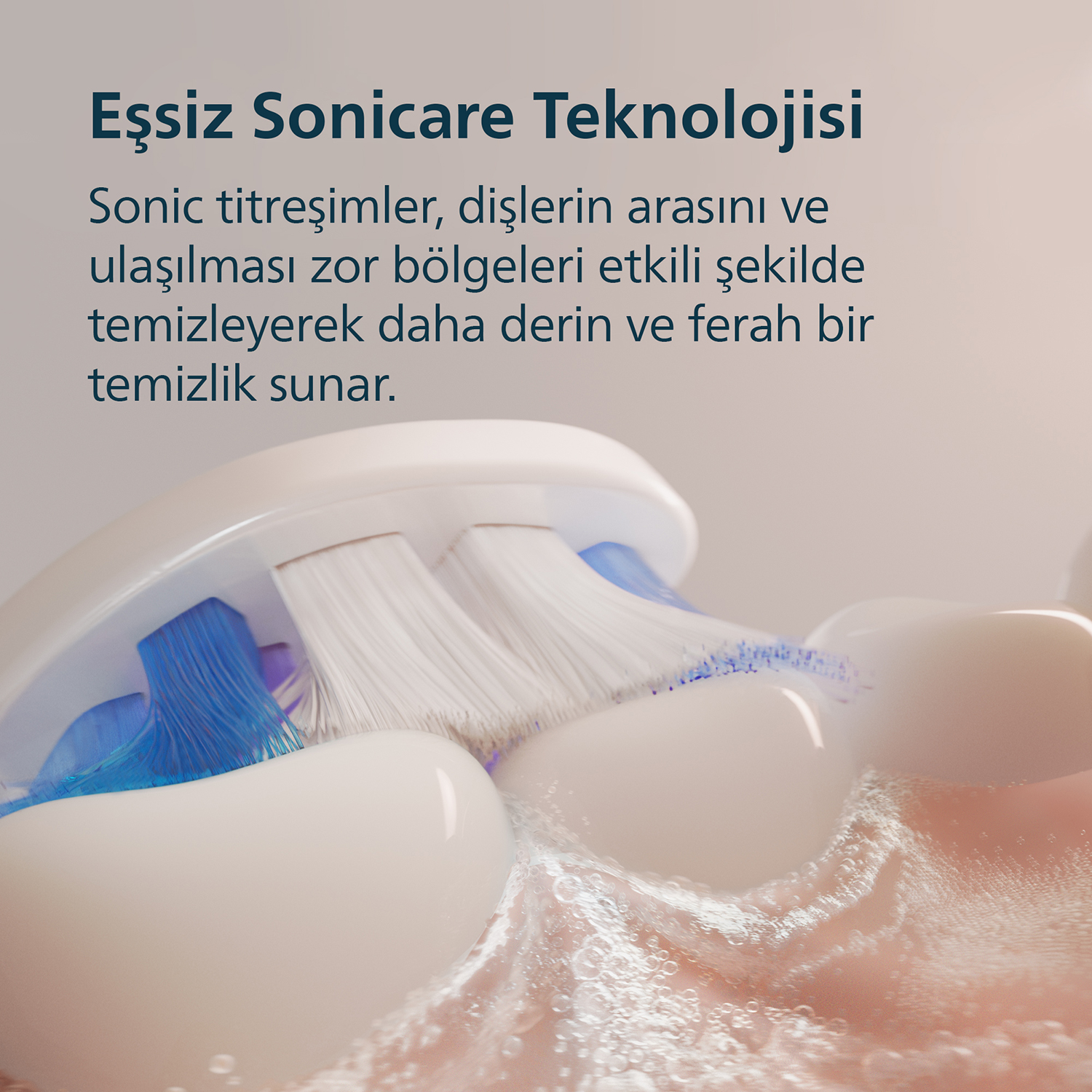 Köpük oluşturan mavi ve beyaz kıllı elektrikli diş fırçasının yakın çekimi.