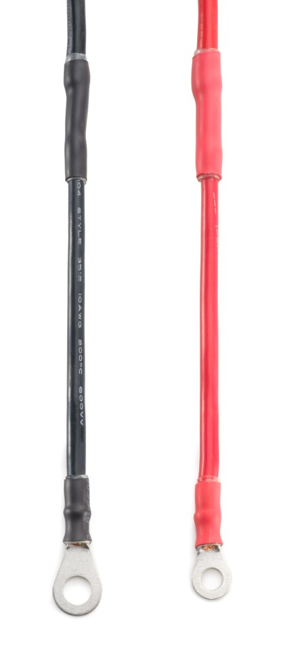 Czarny i czerwony kabel z zaciskami pierścieniowymi, izolowane na białym tle.