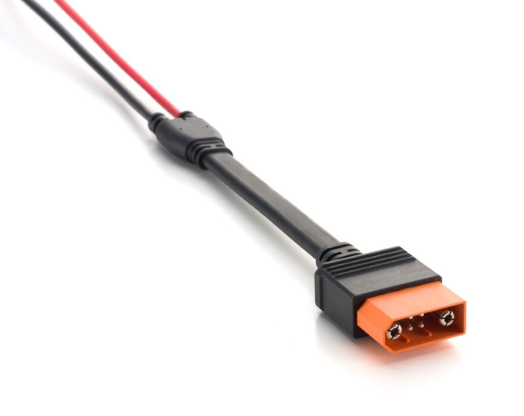 Czarny kabel z czerwonymi i czarnymi przewodami oraz pomarańczowym złączem.