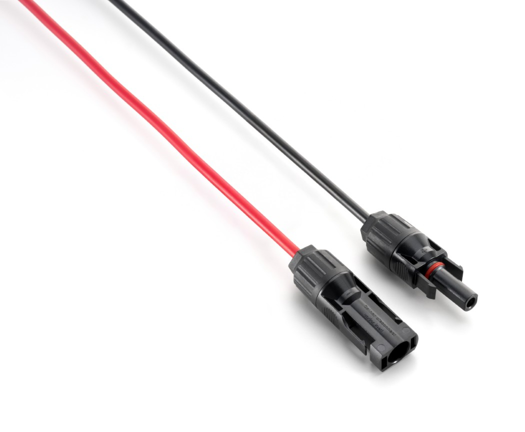 Dwa kable solarne, czerwony i czarny, z czarnymi złączami na białym tle.