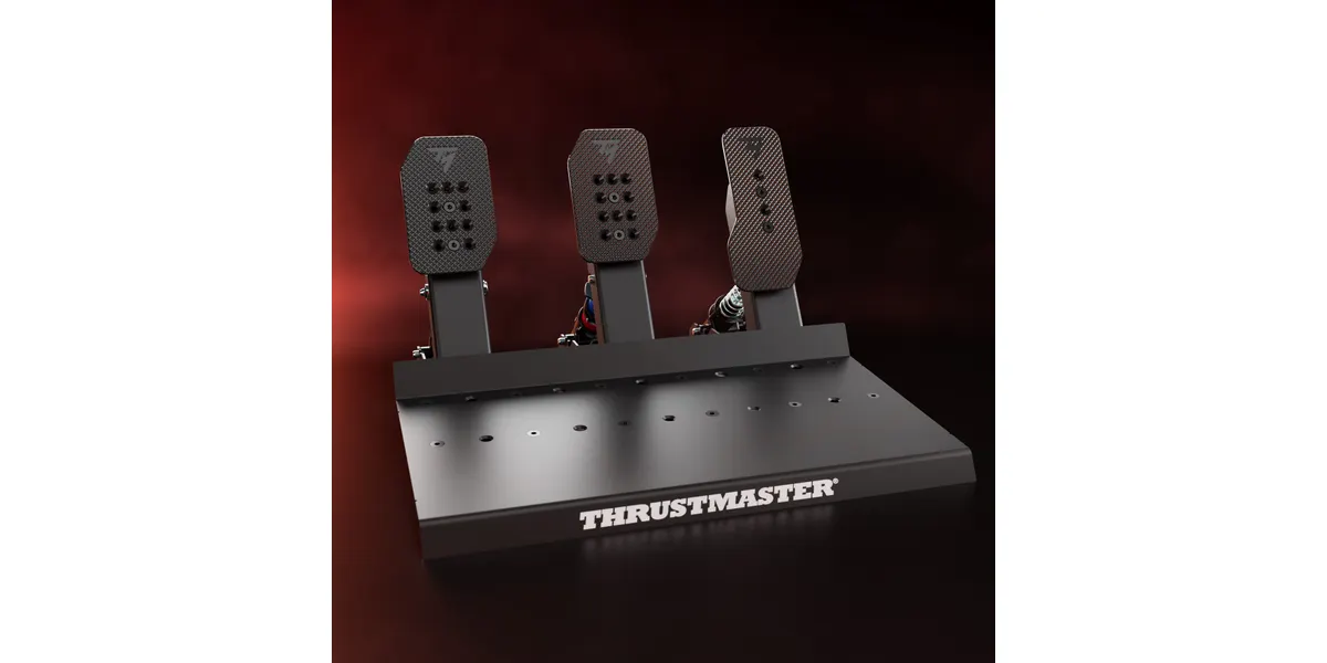 Ein Thrustmaster Pedalset mit drei Pedalen, schwarz, auf dunklem Hintergrund.