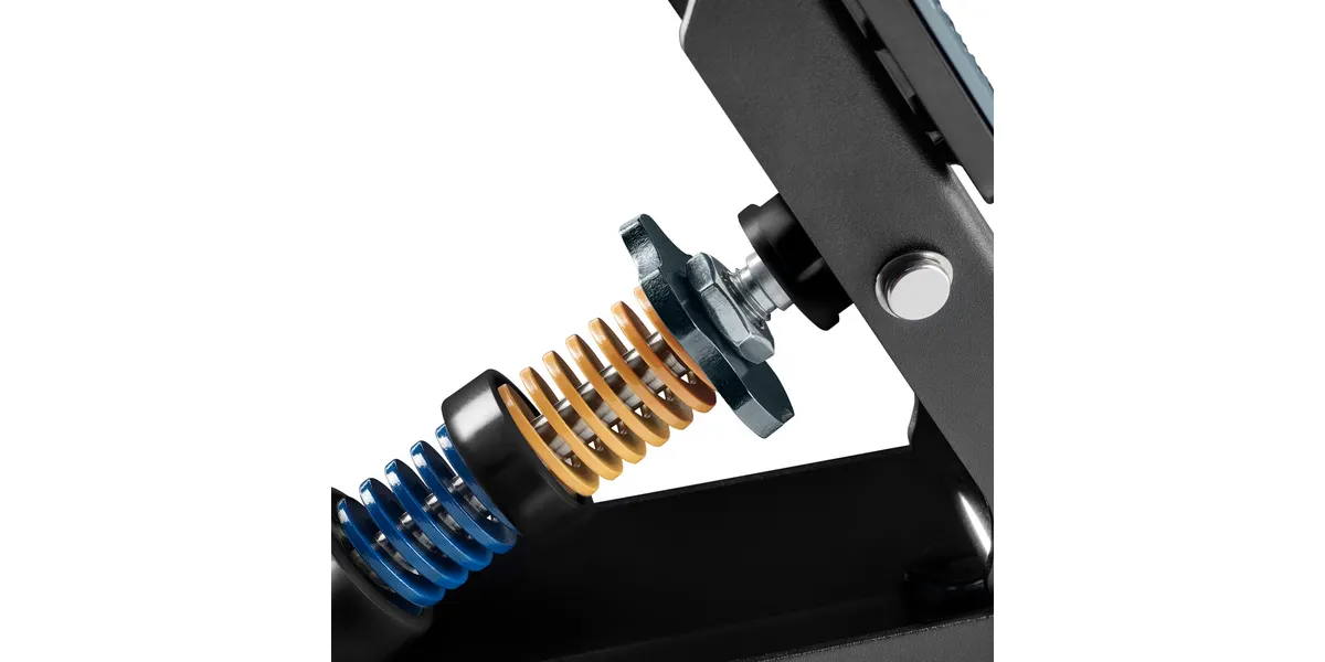 Nahaufnahme eines schwarzen Metallpedals mit blauen und gelben Federn.