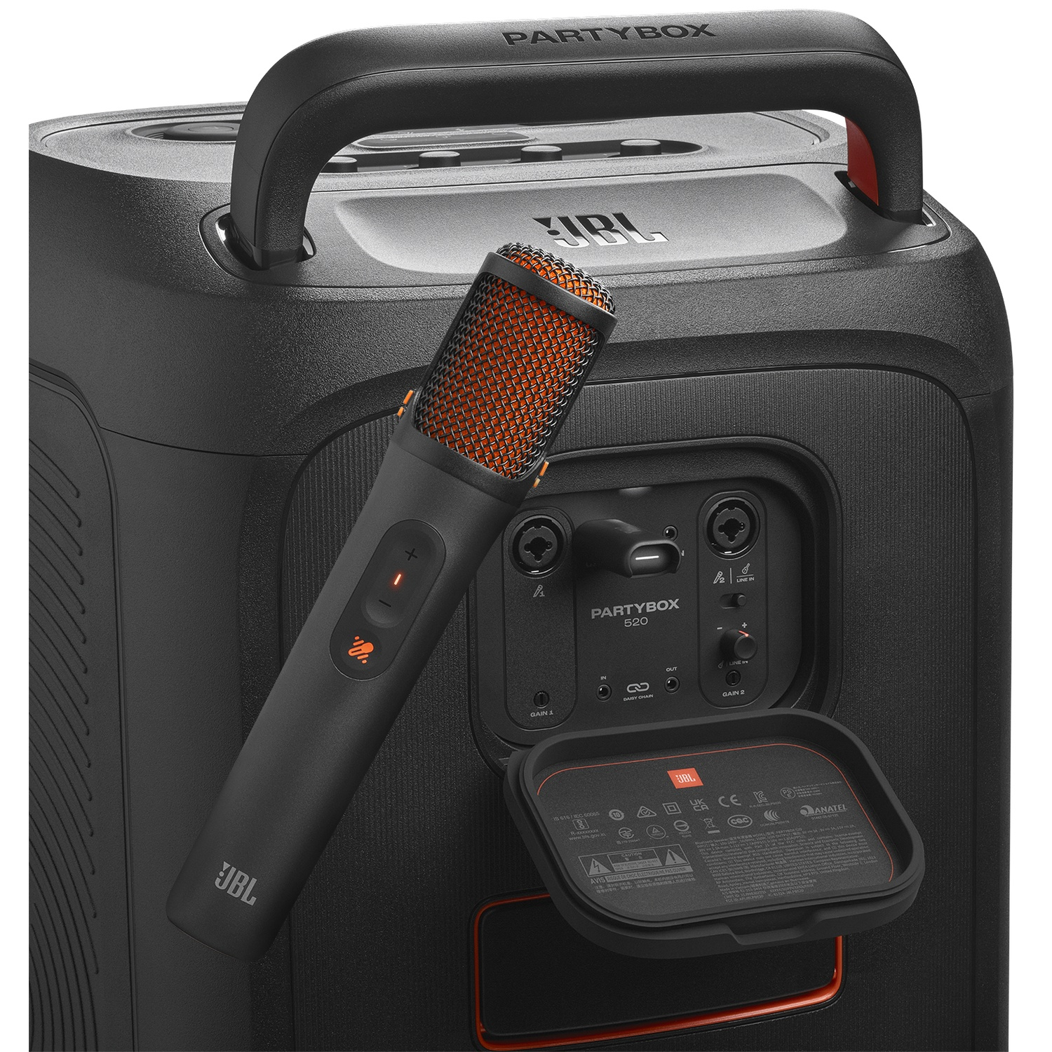 Een zwarte JBL Partybox 520 luidspreker met microfoon.