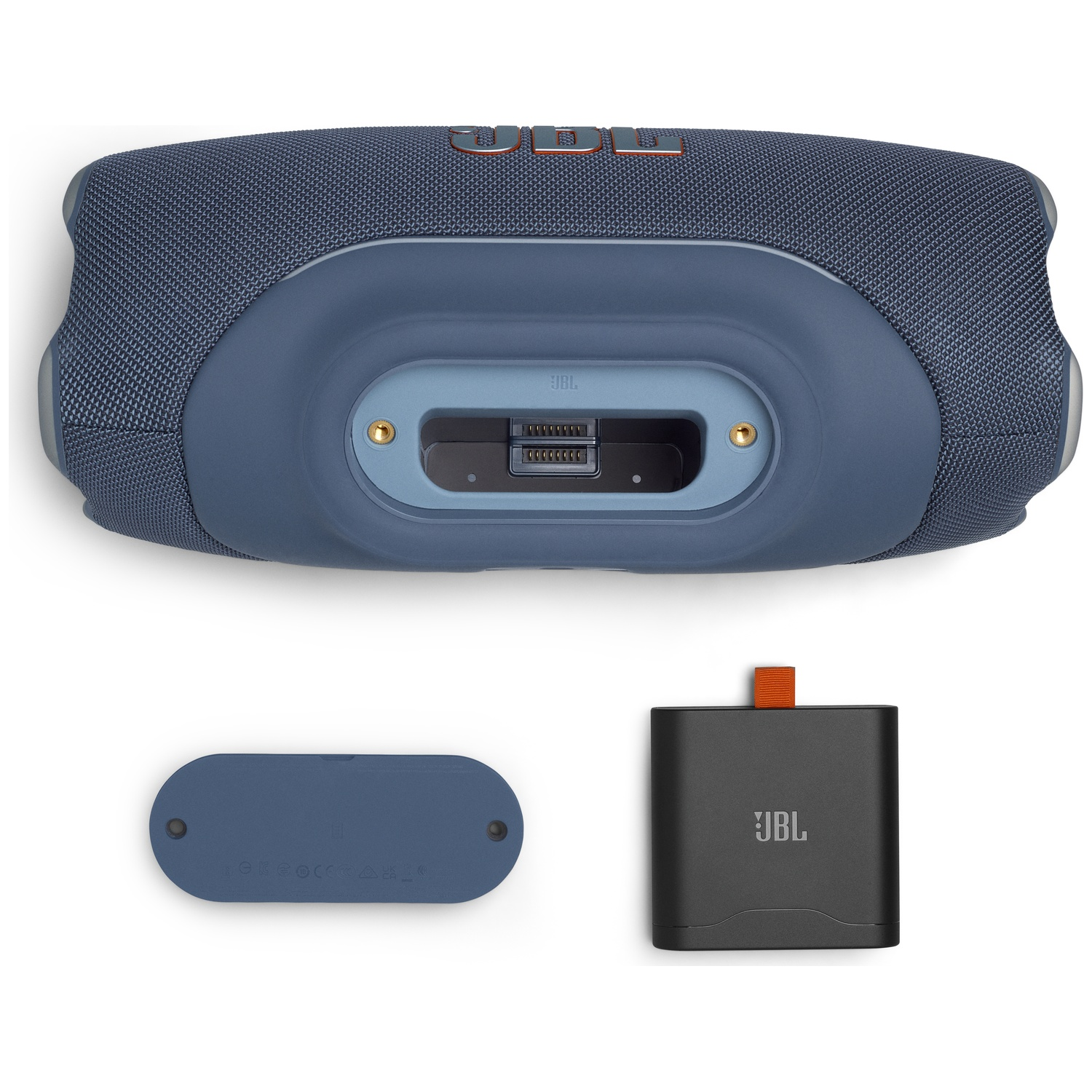 Une enceinte JBL bleue avec accessoires : port de charge, cache et batterie externe.