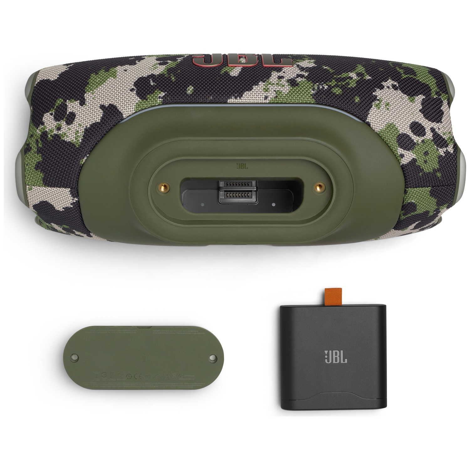 Gecamoufleerde JBL speaker met accessoires op witte achtergrond.