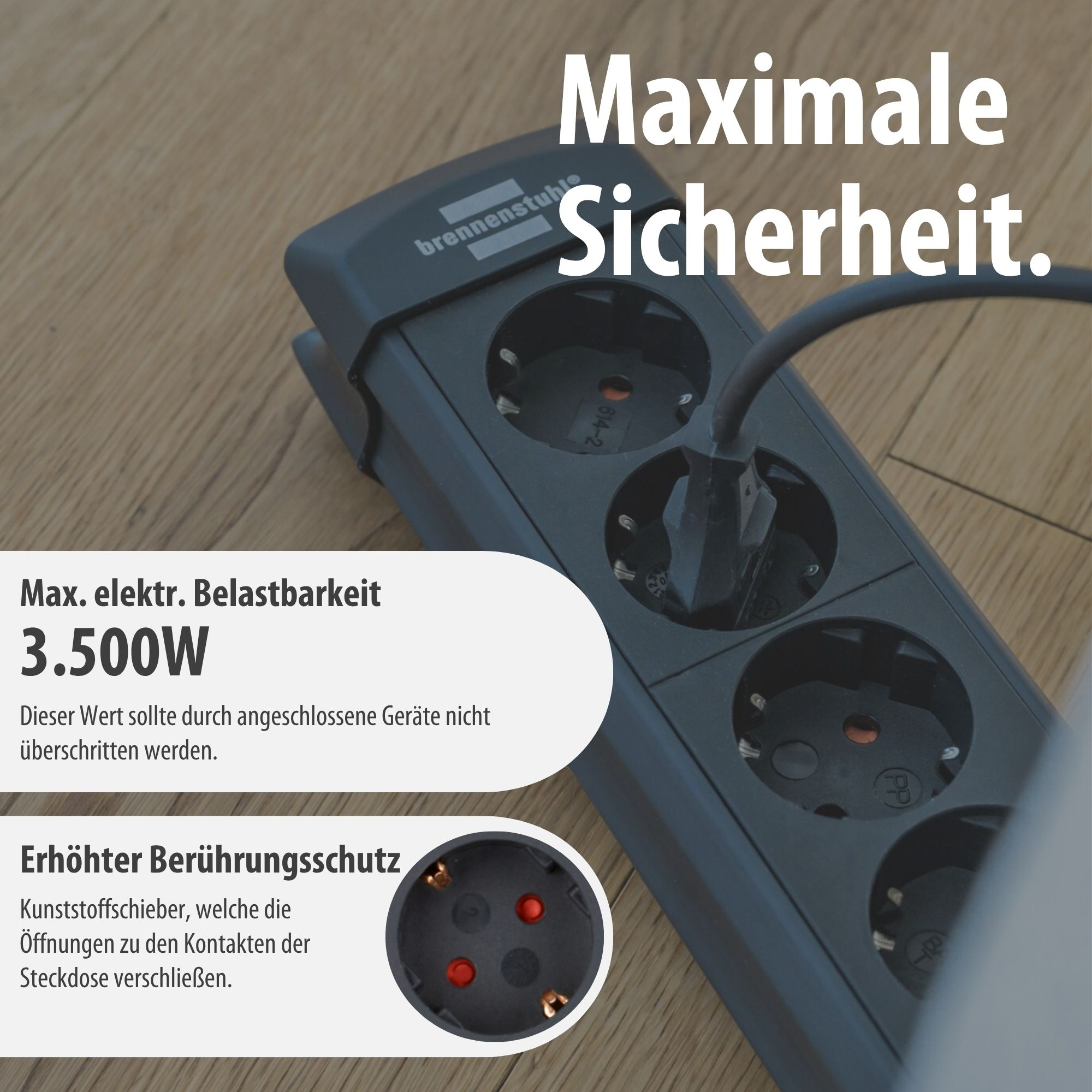 Schwarze Mehrfachsteckdose auf Holzboden mit maximaler Belastbarkeit von 3.500W.