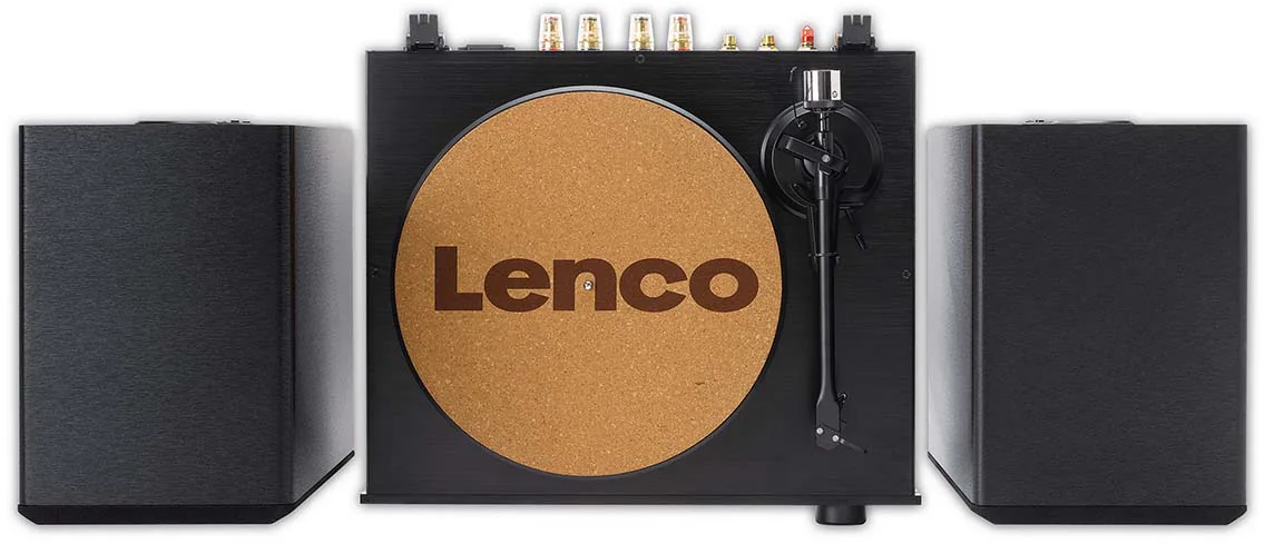 Schwarzer Plattenspieler mit Lenco-Logo und zwei schwarzen Lautsprechern.