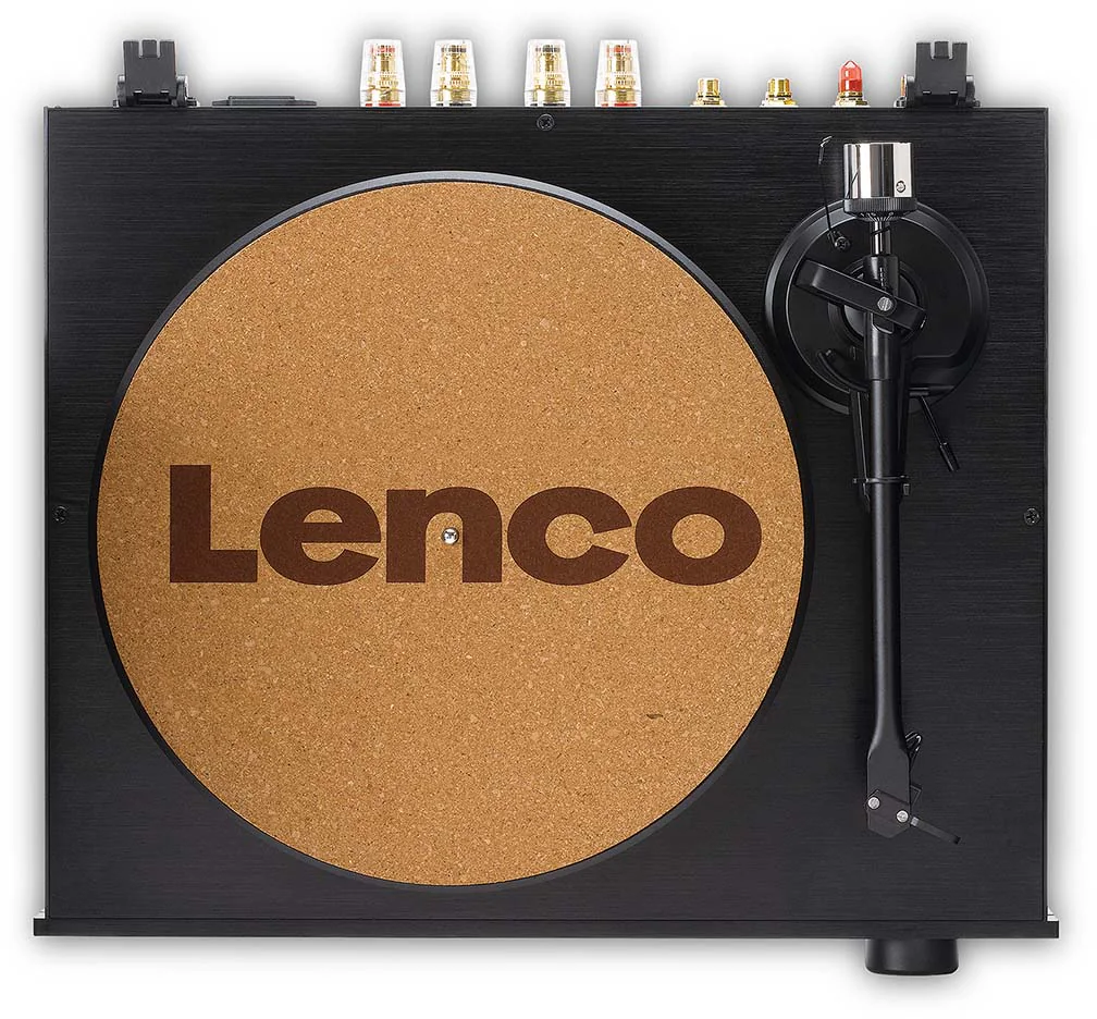 Schwarzer Plattenspieler mit braunem Lenco-Logo auf einer Korkmatte und einem Tonarm.