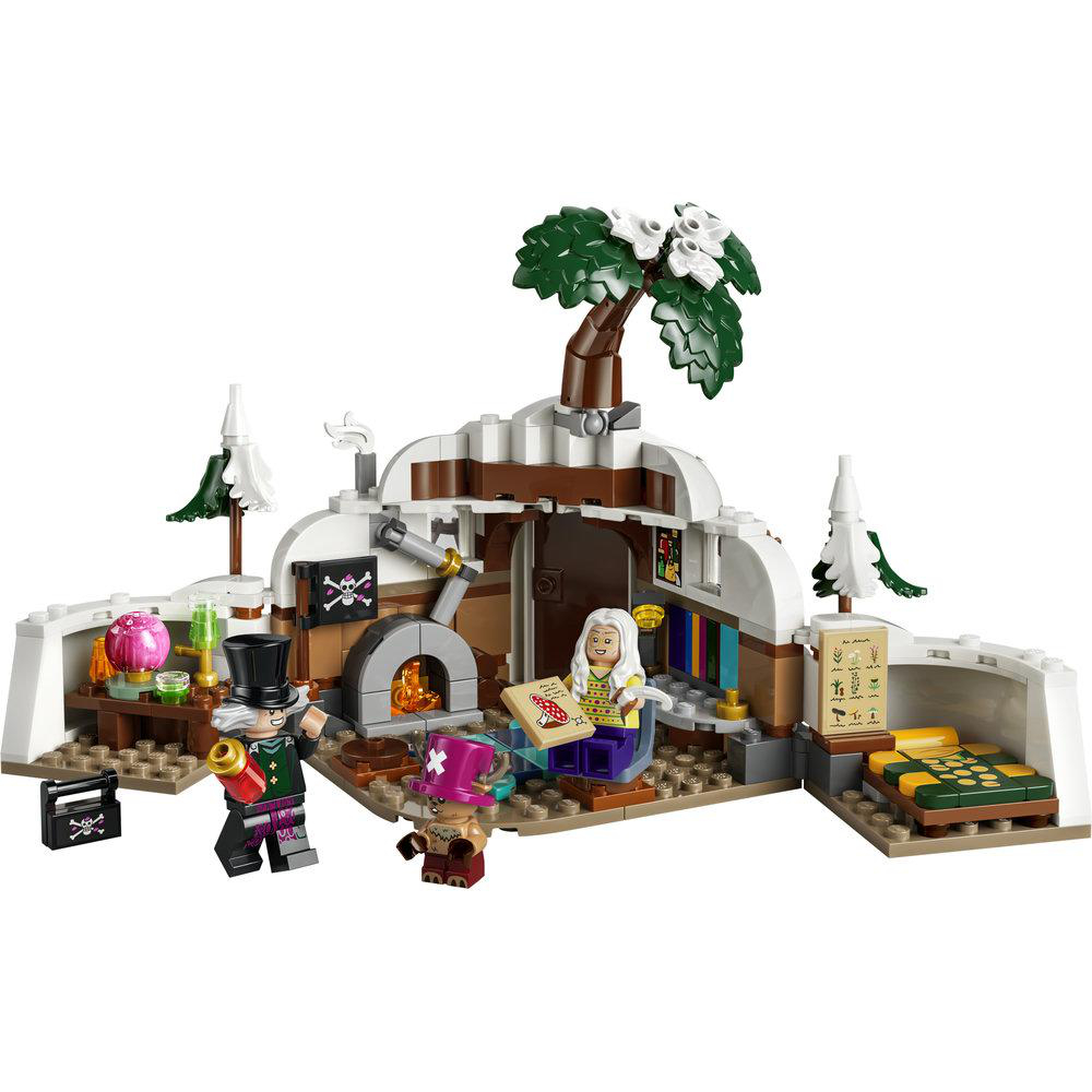 Lego-Modell einer Hütte mit Figuren, Kamin, Bett und Baum. Weiß-braunes Design.