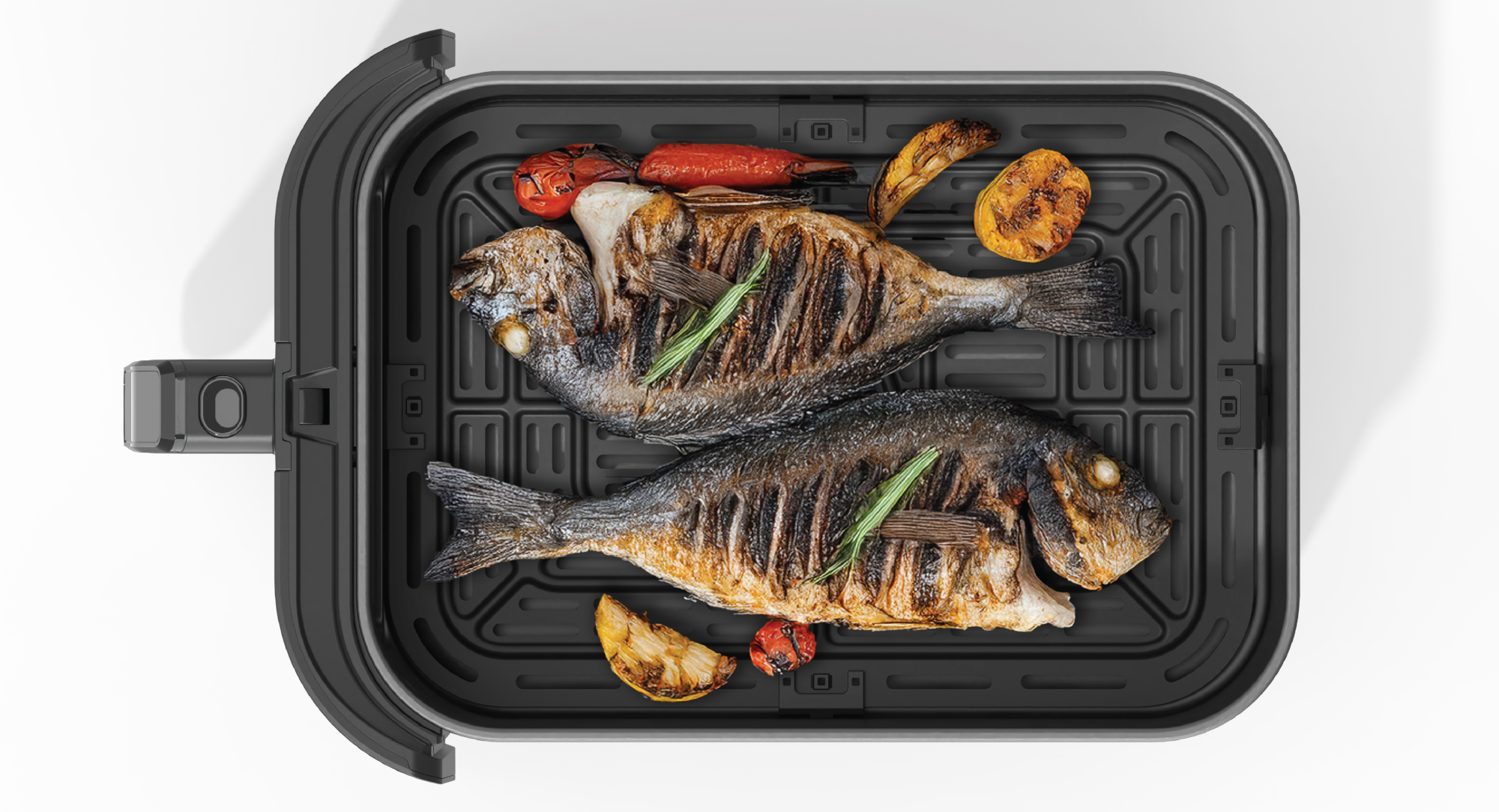 Két sült hal rozmaringgal és zöldségekkel egy fekete grillen.