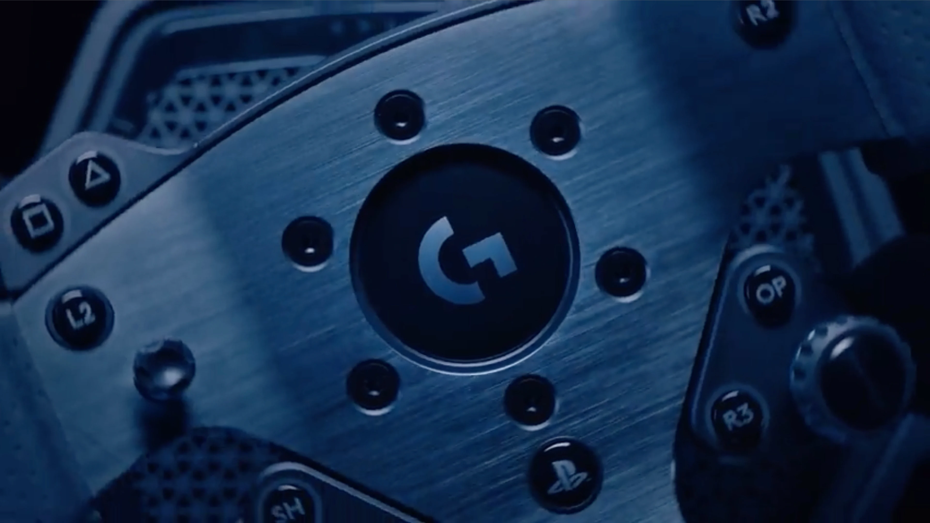 Gros plan d'un volant de jeu bleu avec logo Logitech et boutons.