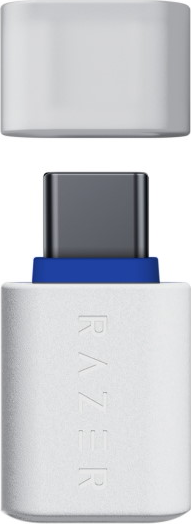 Ein weißer USB-C-Adapter von Razer mit abnehmbarer Kappe.