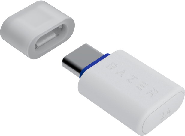 Ein weißer USB-C-Adapter mit abgenommenem Deckel. Razer-Logo eingraviert.