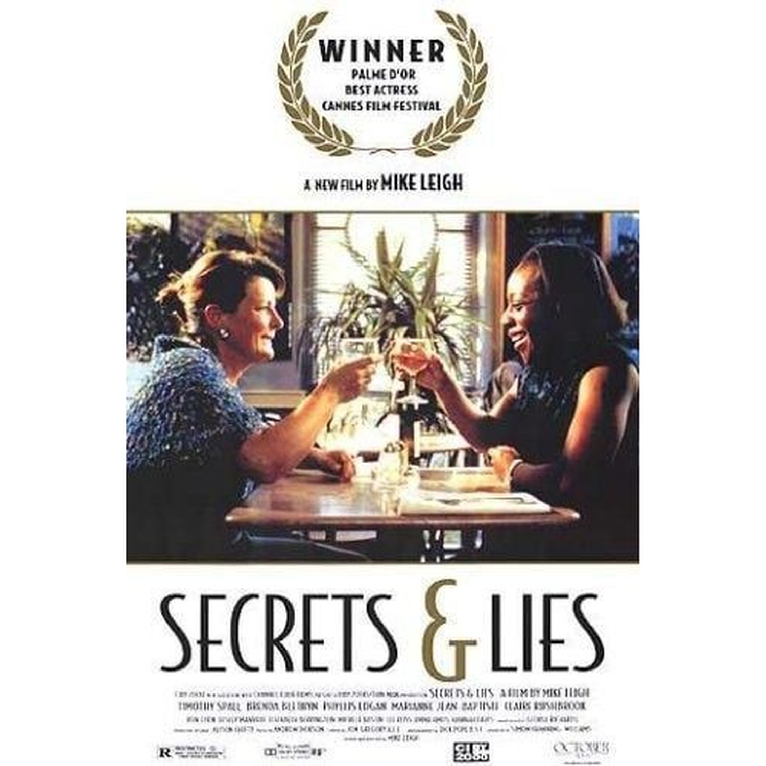 Deux femmes portent un toast avec des verres de vin à une table. Affiche du film Secrets & Lies.