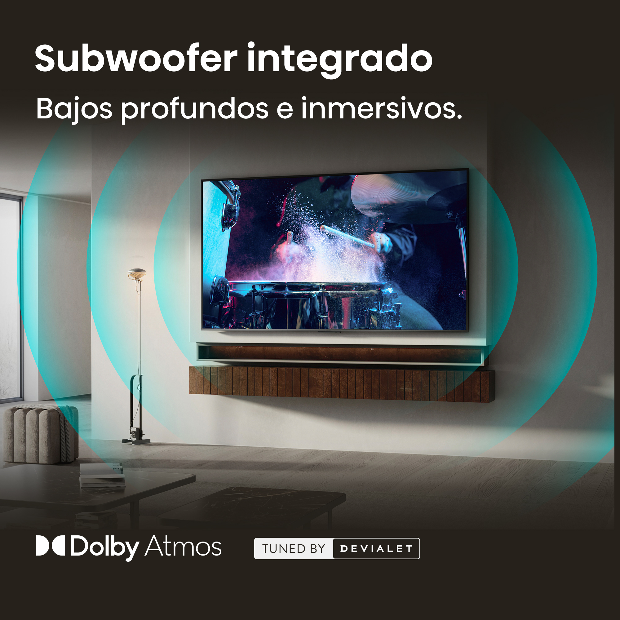 Sala de estar moderna con TV mostrando un baterista. Dolby Atmos.