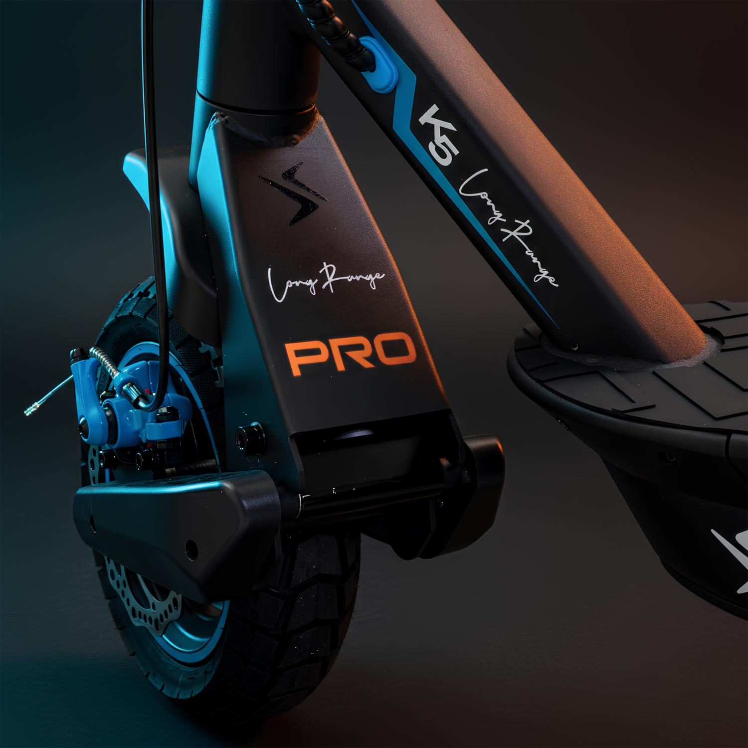 Primer plano de un patinete eléctrico negro con detalles azules. "PRO" y "Long Range" están impresos.