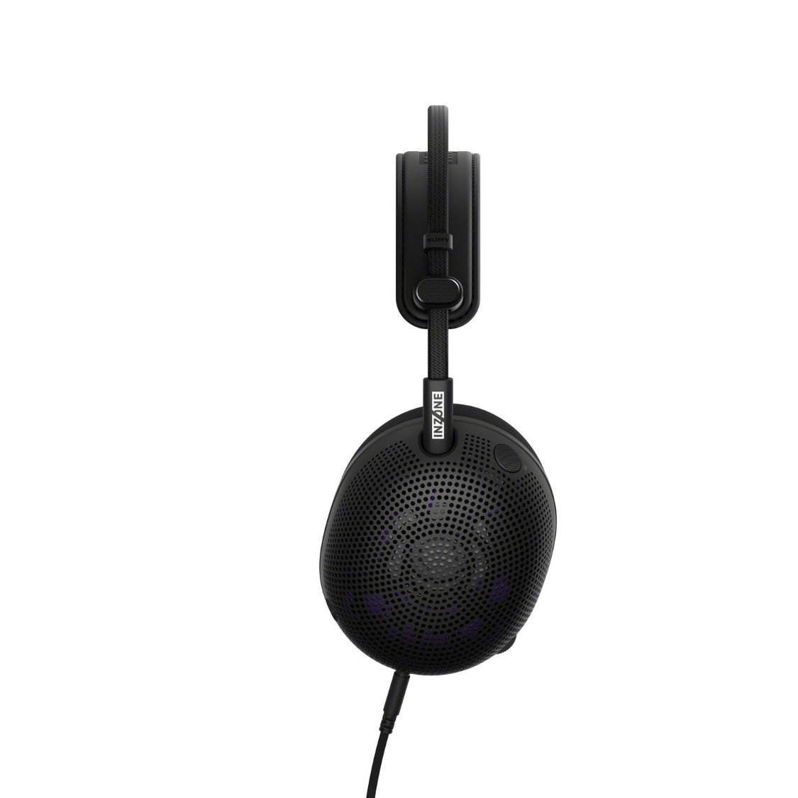 Auriculares negros con orejeras perforadas y detalles azules, colgados de una correa.