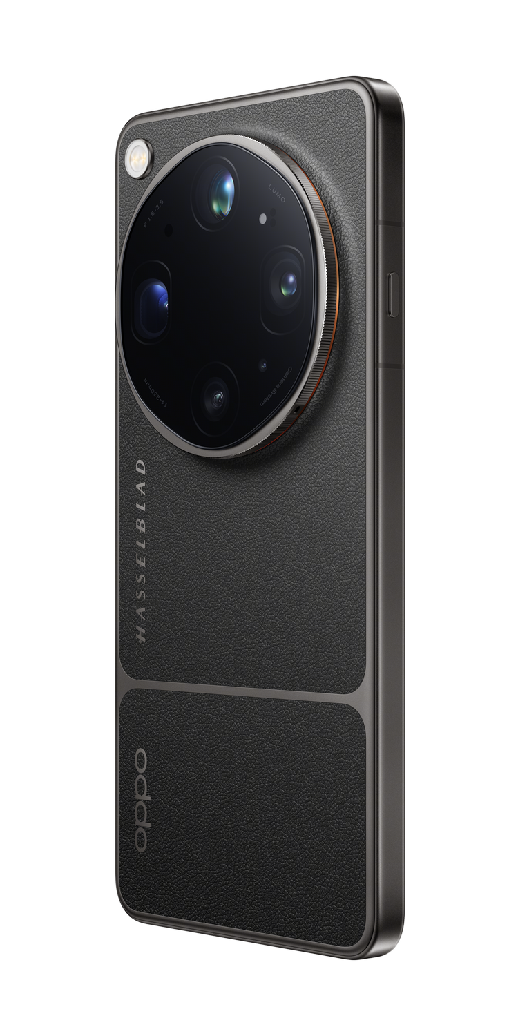 Parte posterior de un smartphone negro con sistema de cámara Hasselblad y logo Oppo.