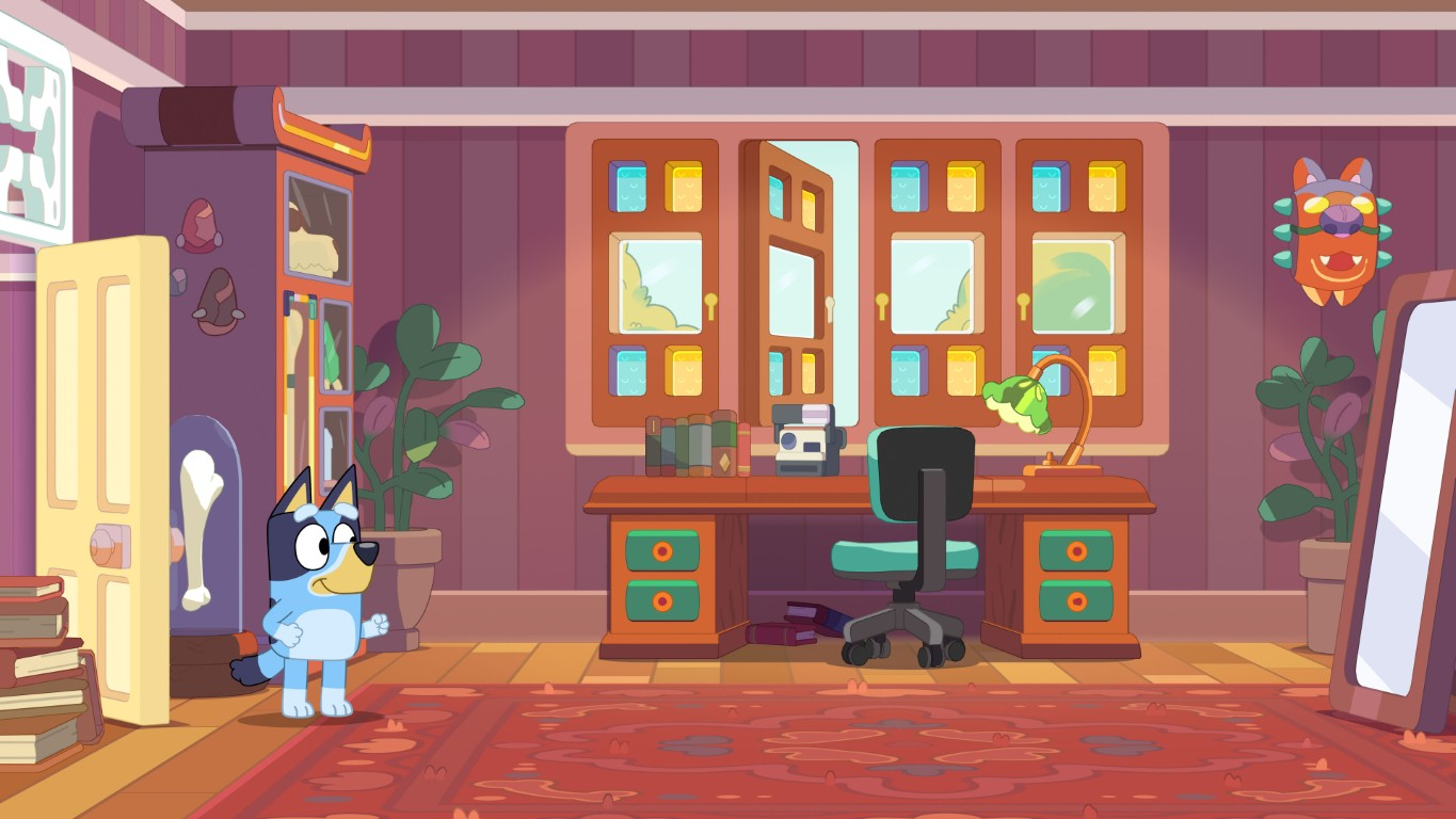 Niebieski pies stoi w pokoju z biurkiem, krzesłem, otwartym oknem i regałem.