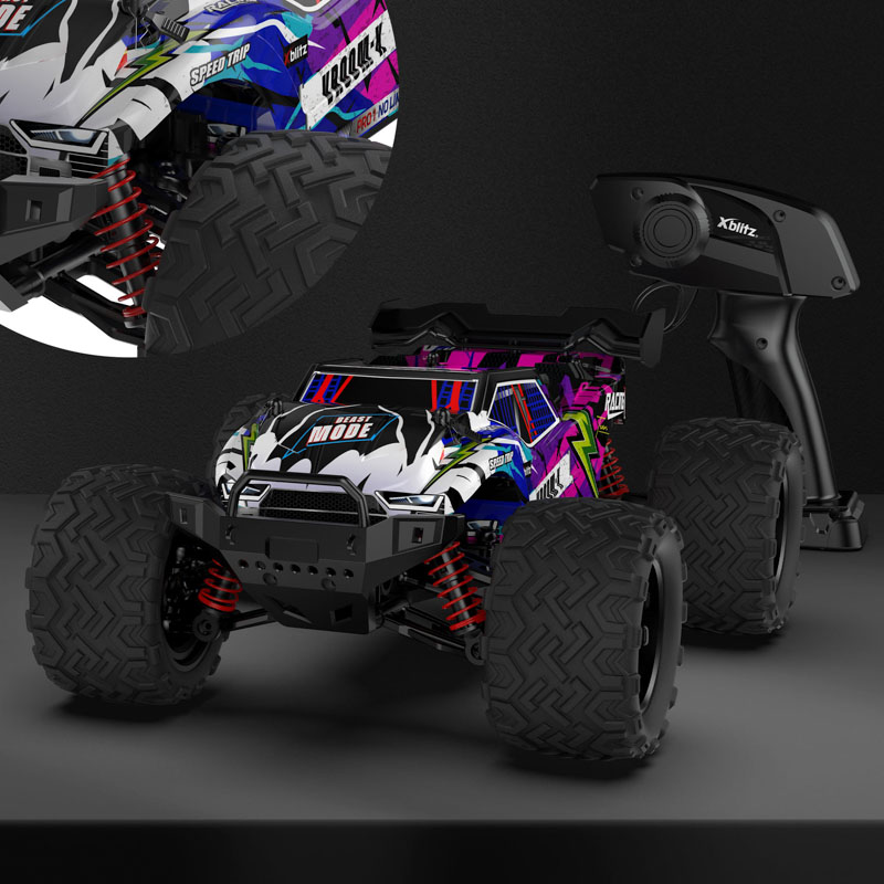 Kolorowa ciężarówka RC typu monster truck z pilotem jest wystawiona na ciemnej powierzchni.