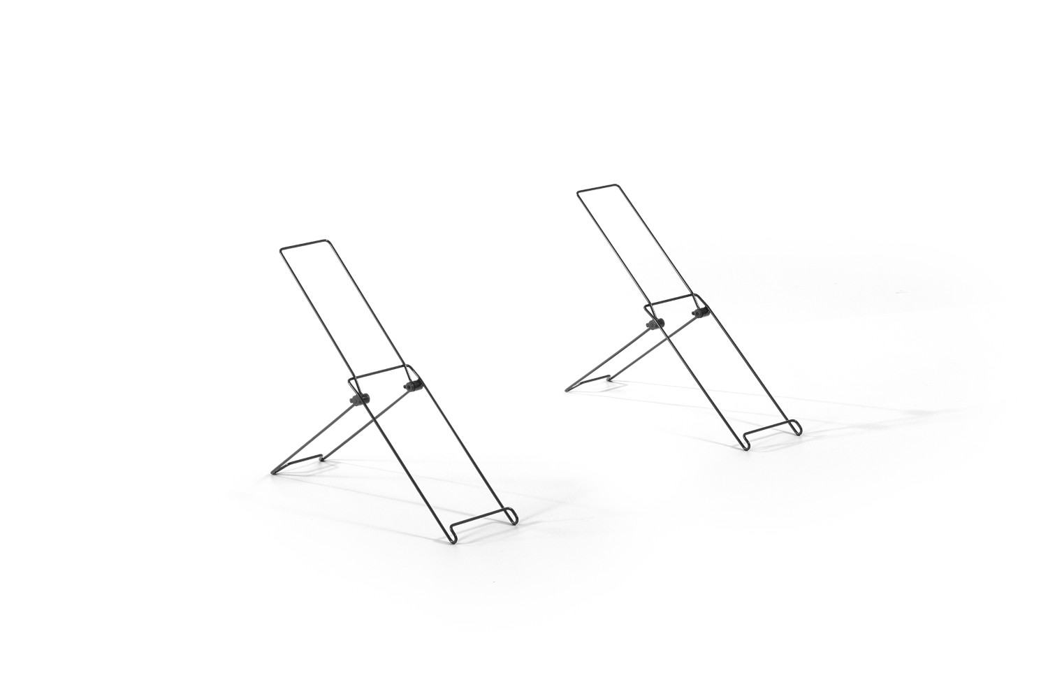 Dwa czarne stojaki z drutu na białym tle.