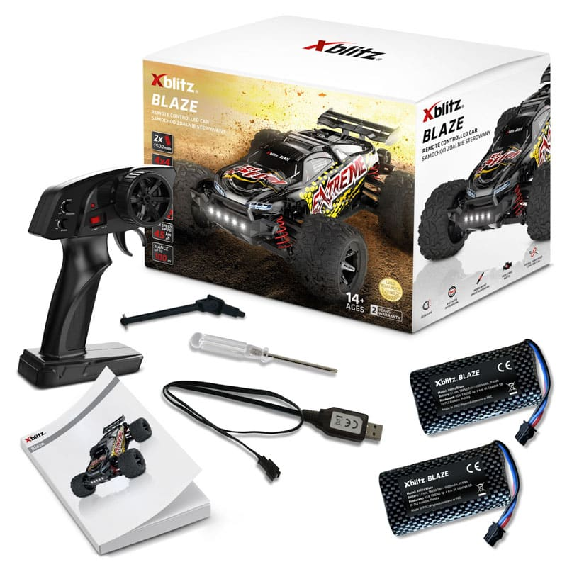 Samochód RC Xblitz Blaze z pilotem, bateriami, kablem USB, śrubokrętem i instrukcją.