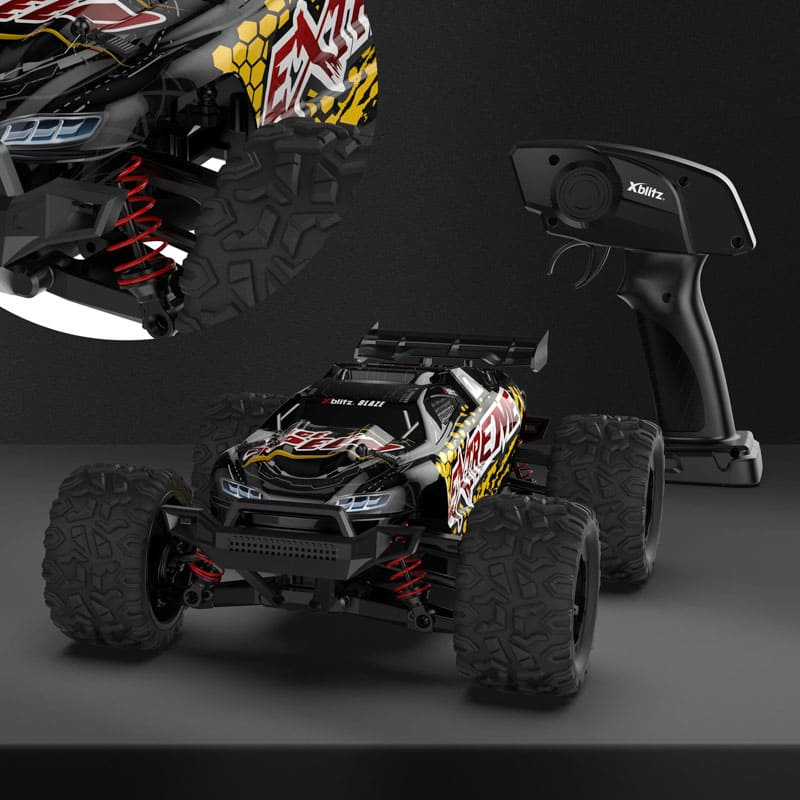 Czarny buggy zdalnie sterowany z żółto-czerwonymi naklejkami i pilotem.