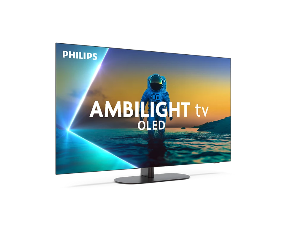 Ein Astronaut steht im Wasser vor einem Philips Ambilight OLED Fernseher.