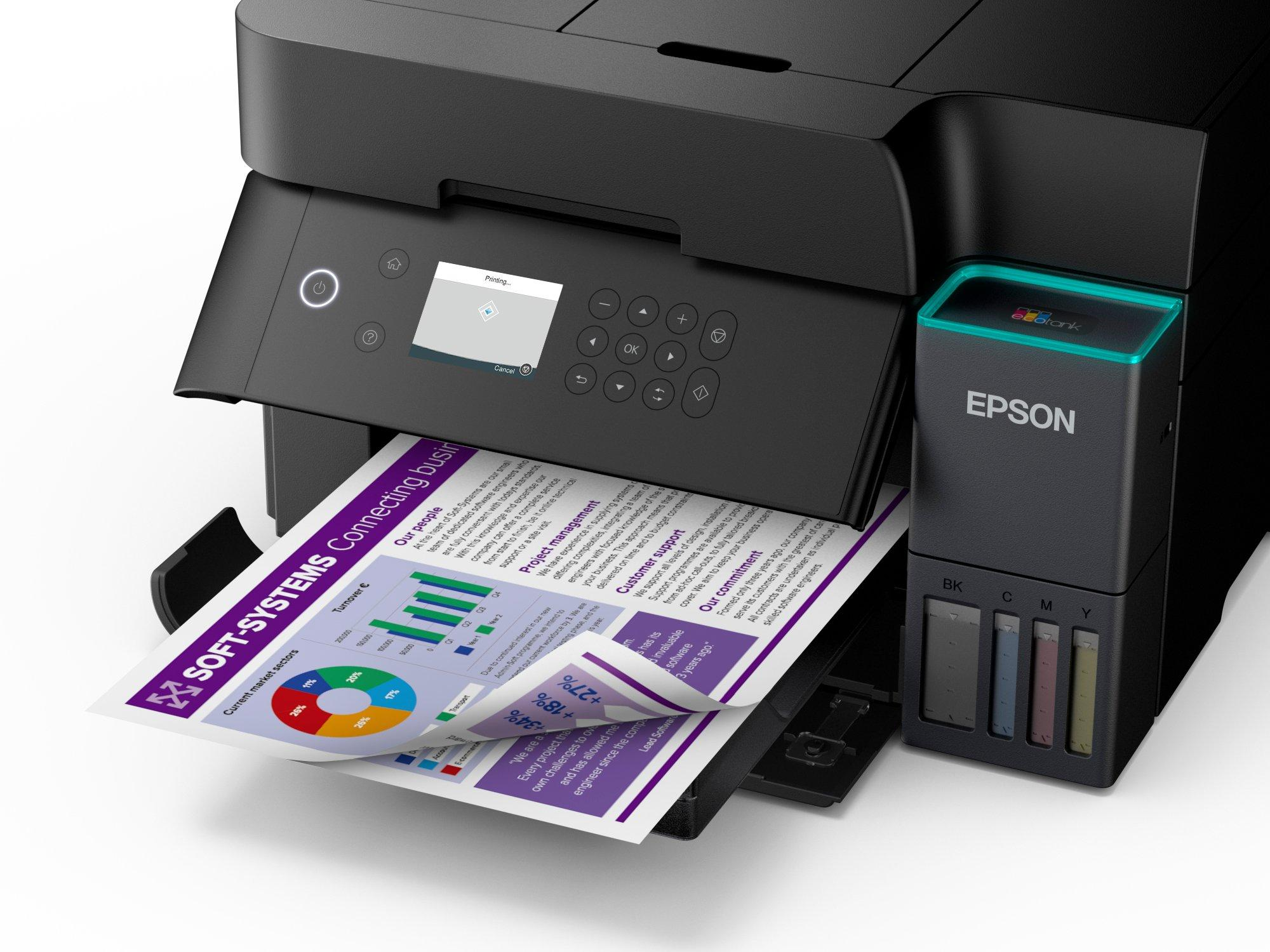 Czarna drukarka Epson ze zbiornikami na tusz drukuje dokument z wykresami.