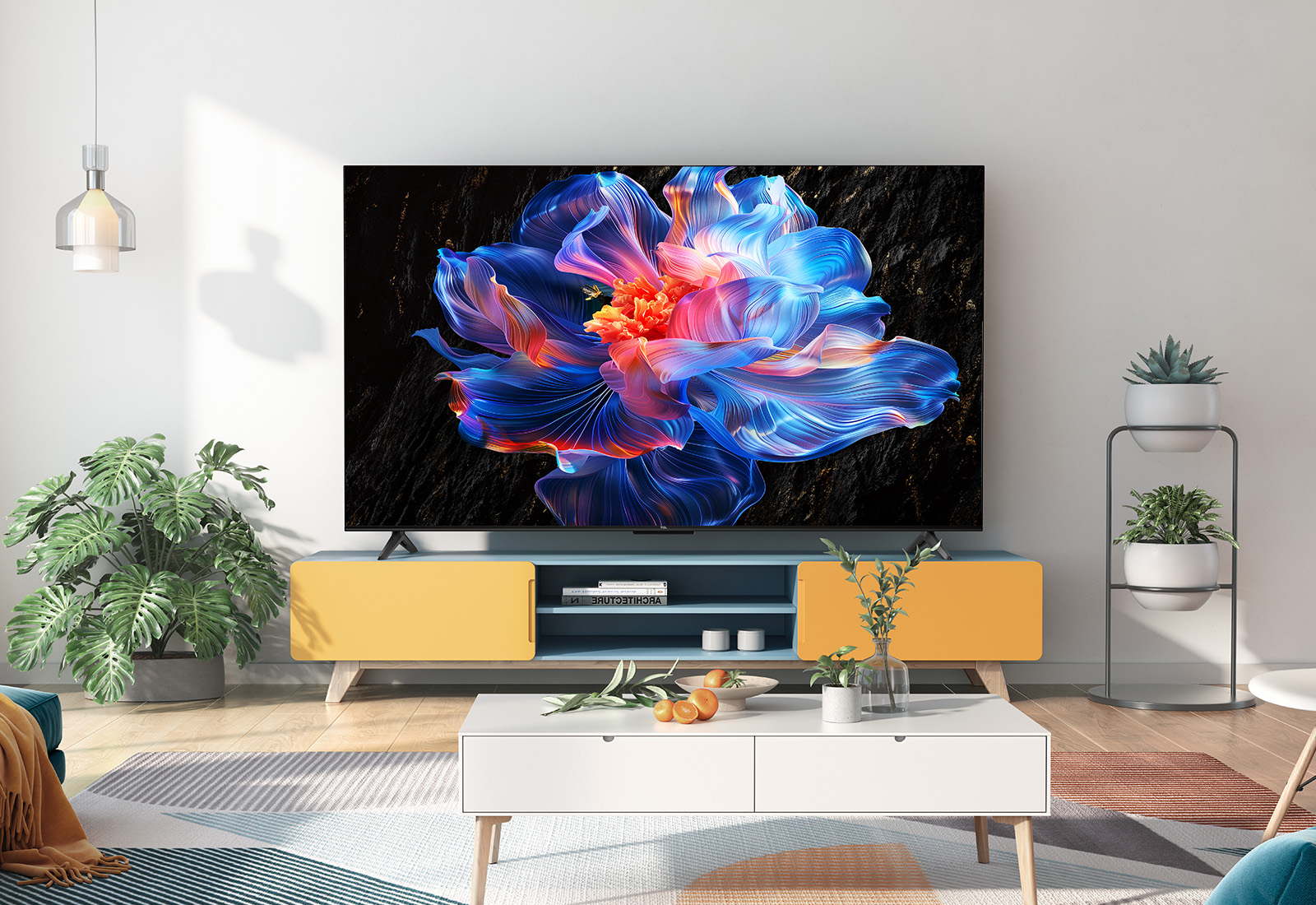 Duży telewizor wyświetla żywy, abstrakcyjny kwiat. Stół kawowy z przodu.